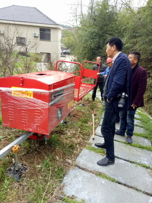 黄泽镇石隆山家庭农场山坡运输机安装完毕